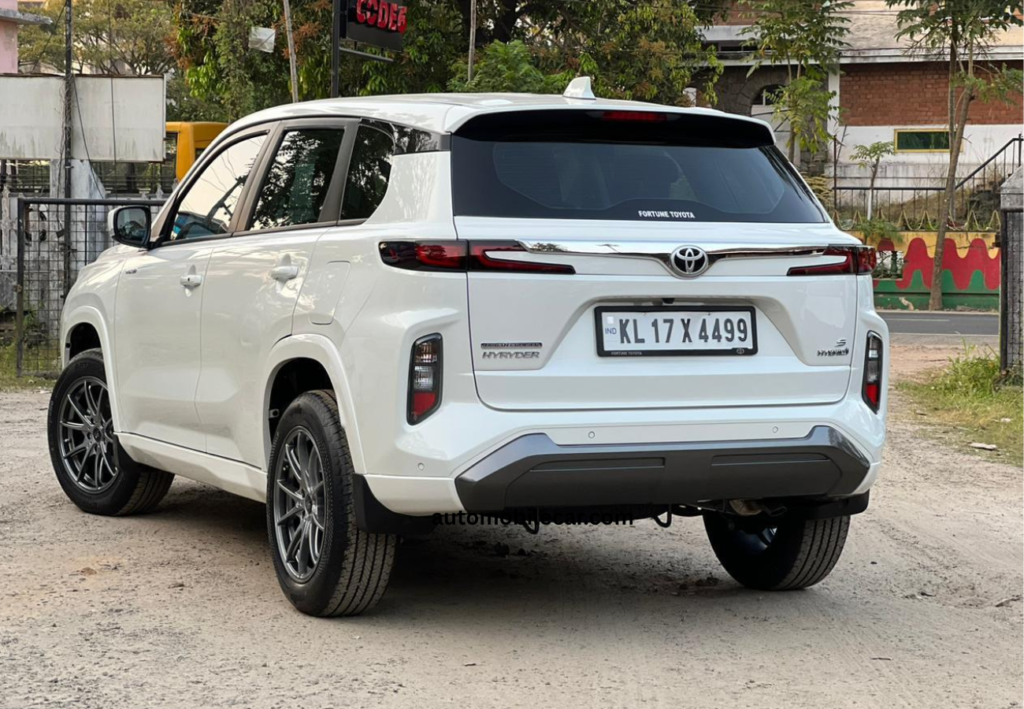 Toyota Hyryder Hybrid मॉडल का साइड प्रोफाइल व्यू