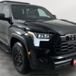 Toyota Sequoia Hybrid का फ्रंट व्यू और बोल्ड ग्रिल डिजाइन