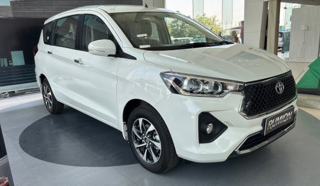 नई Toyota Rumion 7 सीटर MPV का स्टाइलिश फ्रंट लुक