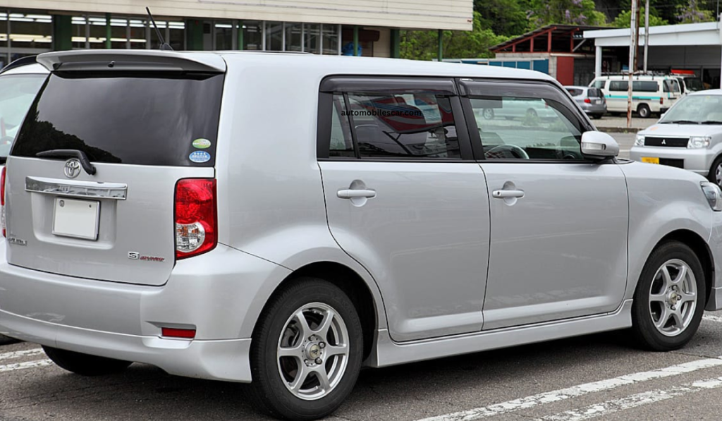 Toyota Corolla Rumion रियर लुक – आकर्षक टेललाइट और क्लीन डिजाइन