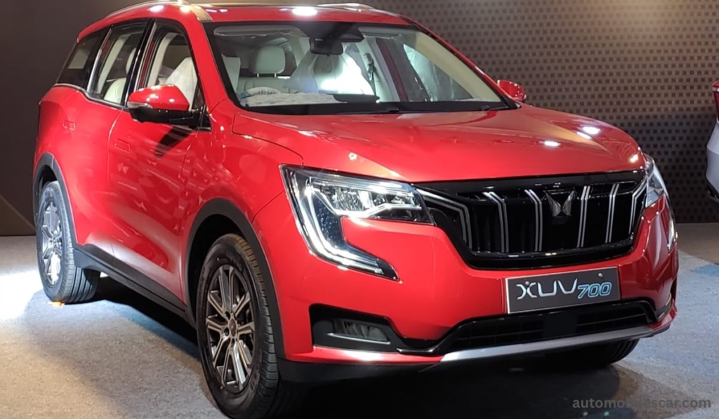 Mahindra XUV700 side profile premium SUV with alloy wheels