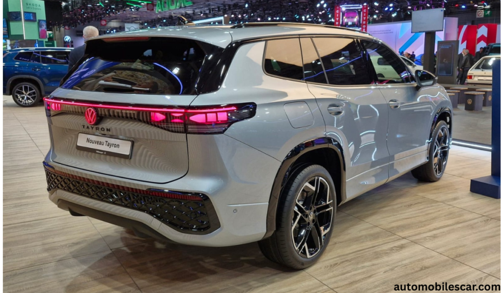 Volkswagen Tayron R-Line SUV का साइड प्रोफाइल और अलॉय व्हील्स