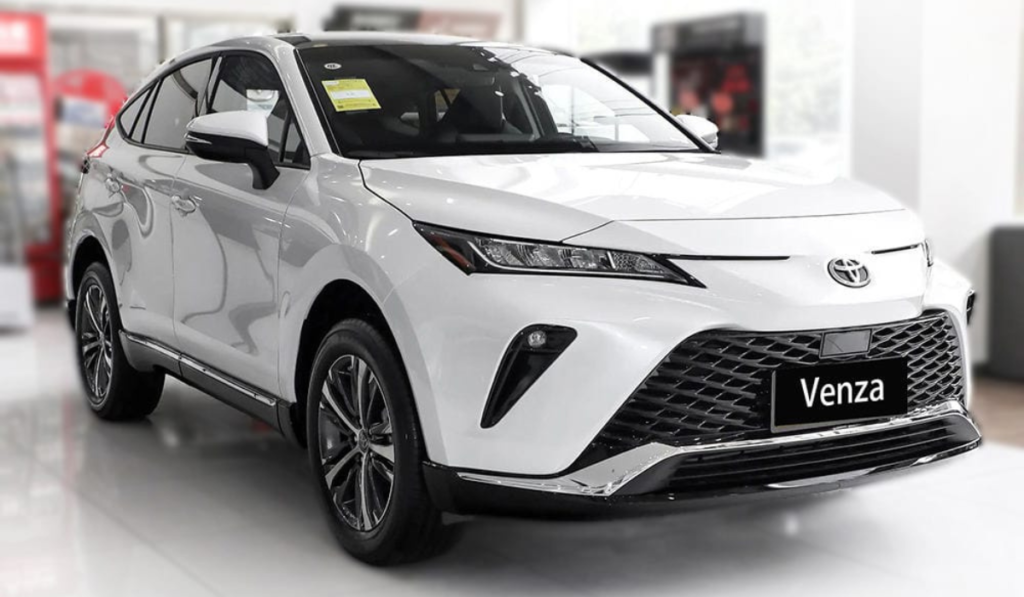 नई Toyota Venza का साइड प्रोफाइल और स्टाइलिश अलॉय व्हील्स